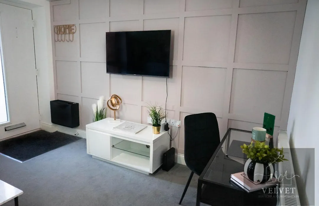 1 Bed House At Velvet Serviced Accommodation Swansea With Free Parking & Wifi - Sa1-1