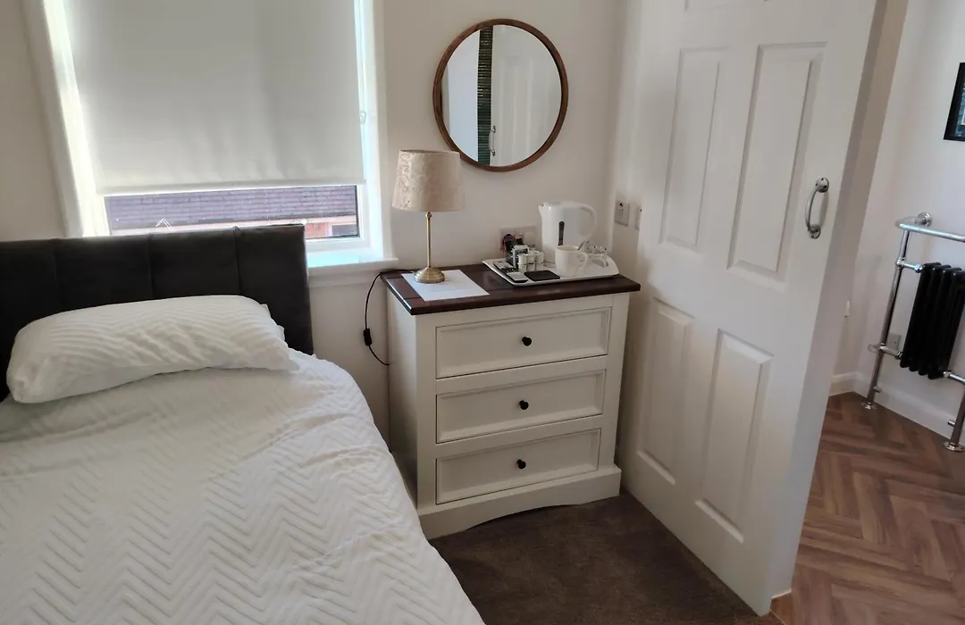 Linroy Guest House-1