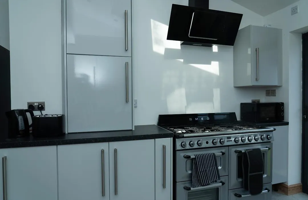 Double Bedroom Near Etihad And Coop Live With Free Parking, Shared Kitchen & Bathroom-1
