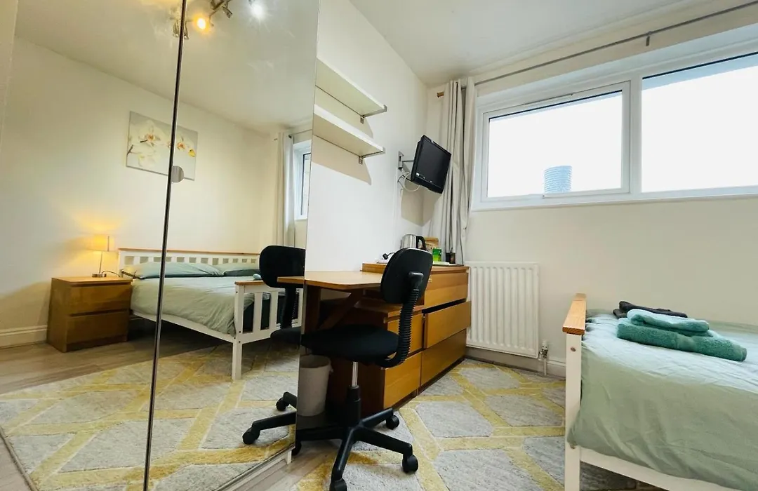 Spacious Double Bedroom With Private Bathroom Ensuite And A New Quality Mattress In London Canary Wharf For Short Stay Or Long Let Near O2 And Excel Exhibition Centre With Easy Reach From All Airports In Around London-1