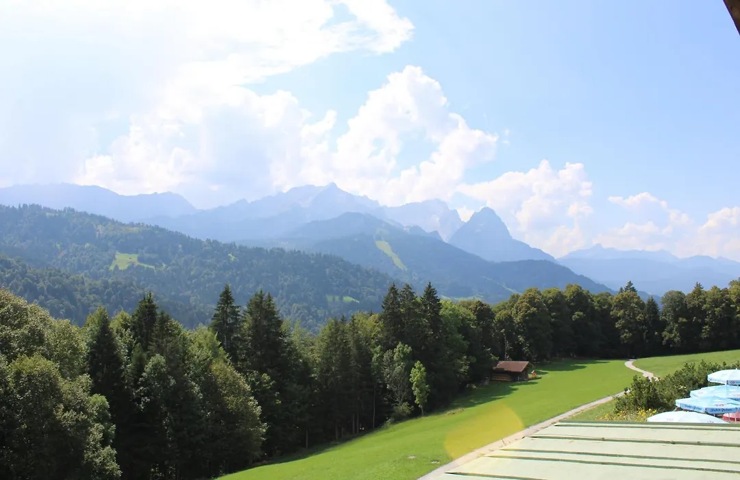 Pfeiffer Alm mit Blick auf die Zugspitze-1