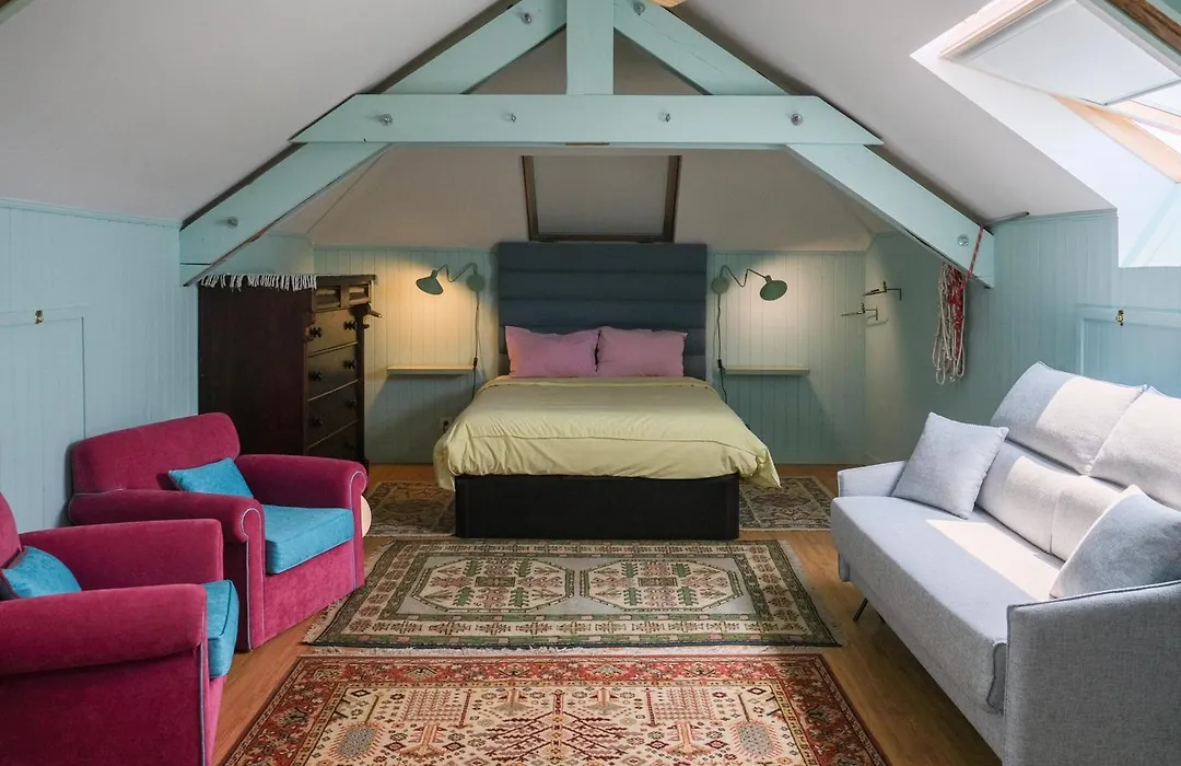 Vintage Balcony Guesthouse & Suites-1