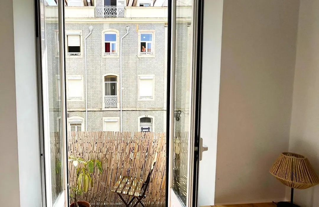 Central Lisbon Rooms In Palmira Shared Apartment For Surf Lovers-1