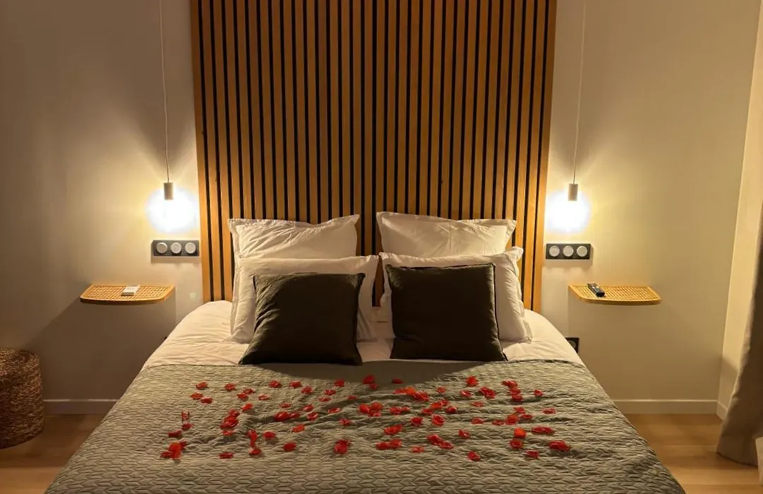 Chambre Romantique Avec Jacuzzi Privee-1