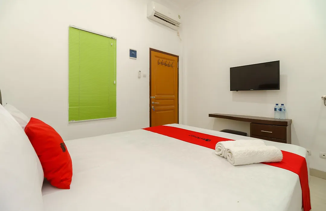Reddoorz Near Kejaksan Station Cirebon 2-1