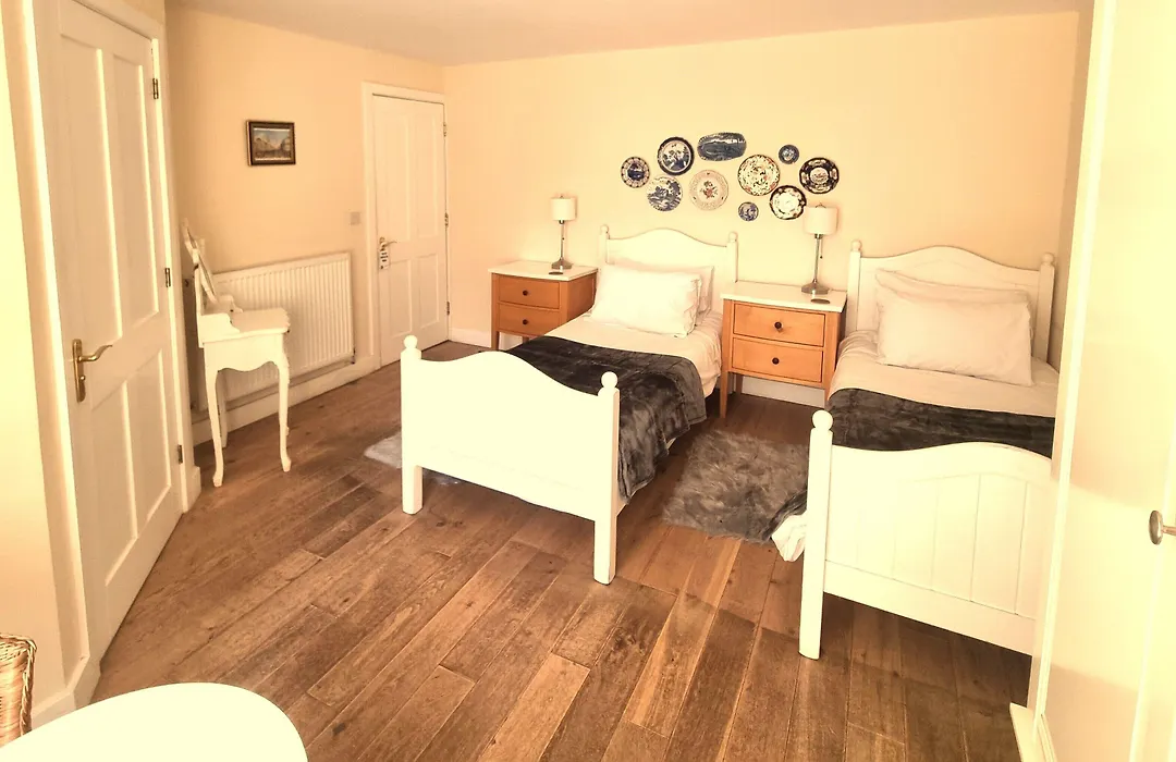 Oak Tree Rooms Ltd-1