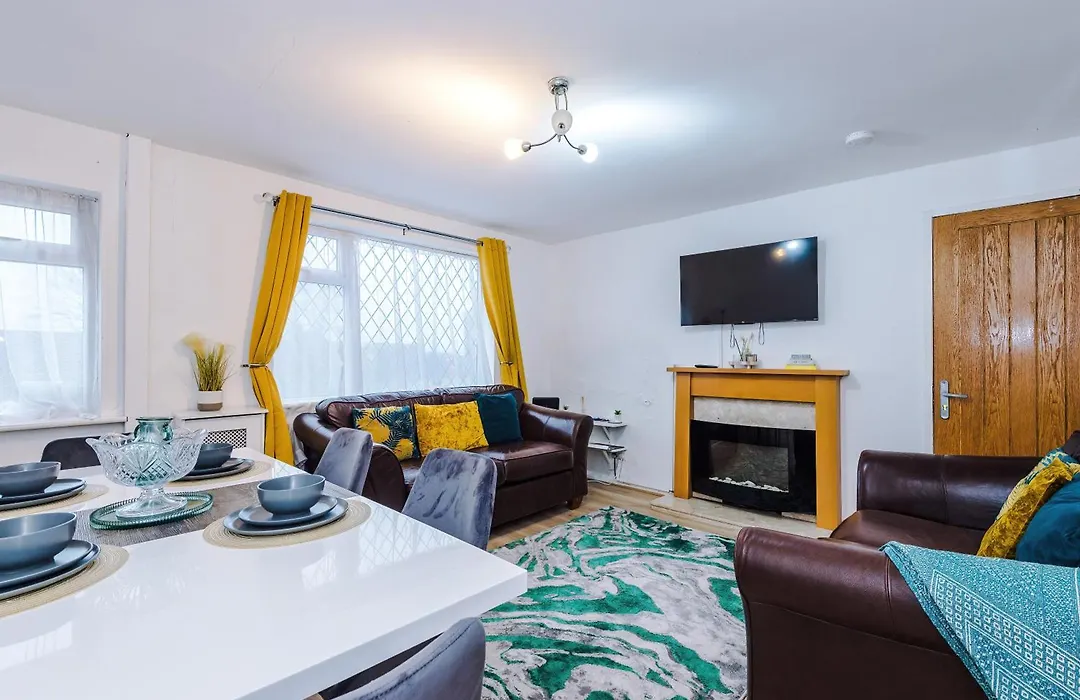 Modern 5-Bedroom House With Parking, Perfect For Large Groups-1