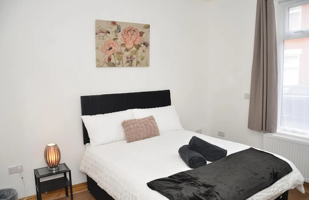 Jmg House -Near Birmingham, En-Suite & Private Rooms, Free Off Road Parking, Quality Rooms-1