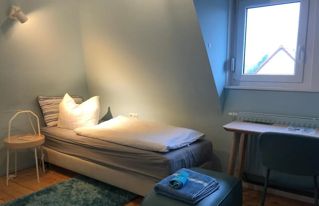 Blaues Zimmer, -keine Wohnung, keine Küche-mit grossem Balkon, Bad ist ein Traum, nur 50 Schritte zum Radweg am Main-1