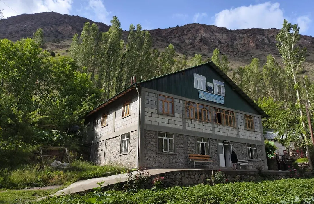 Jumaboy Guesthouse - Transport, Rooms & Hiking Tours-1