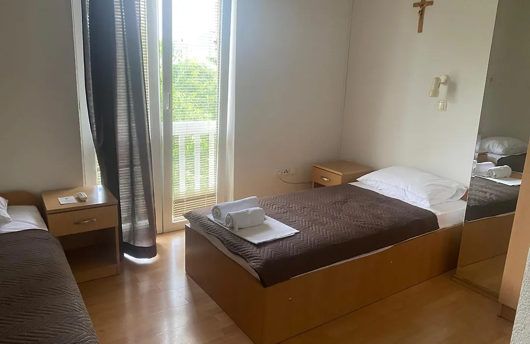 Guest House Regina Mundi-1