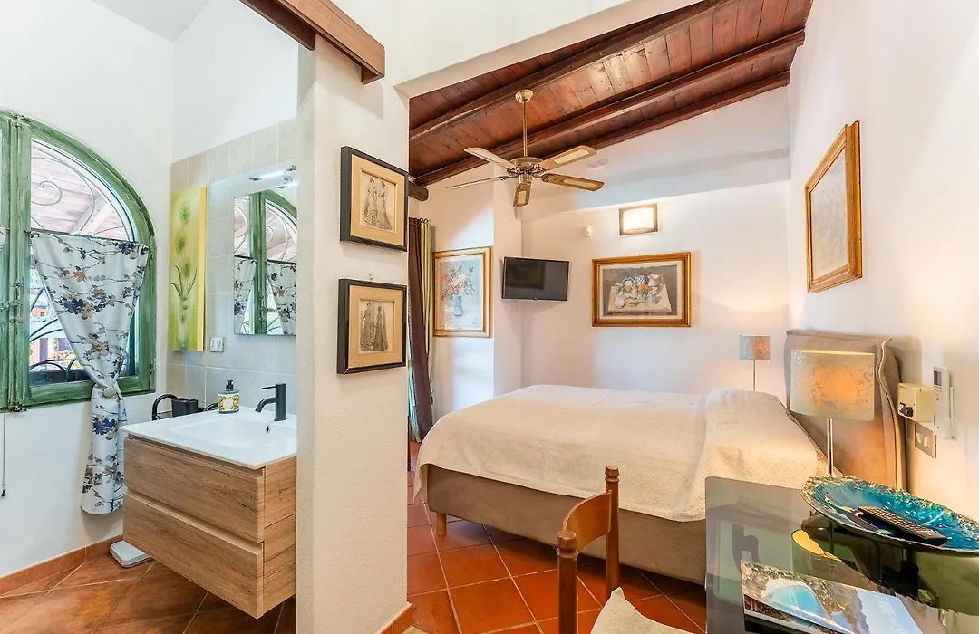 Guest House Villa Verde - Short Term Room Rentals-1