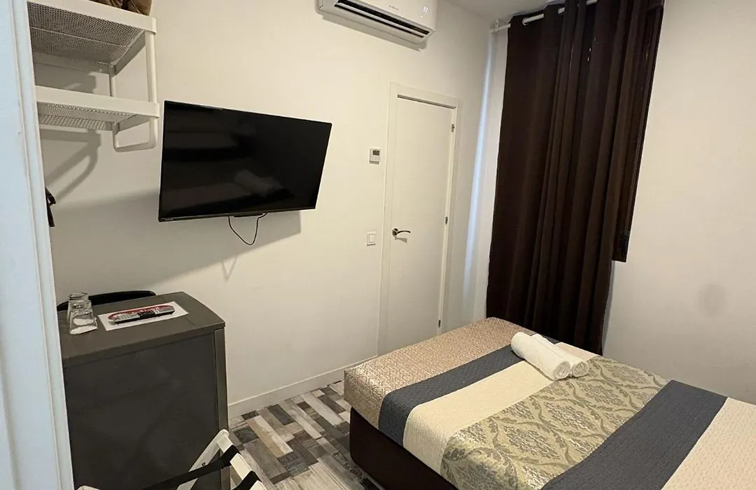Hostal Andrea Granvia-1
