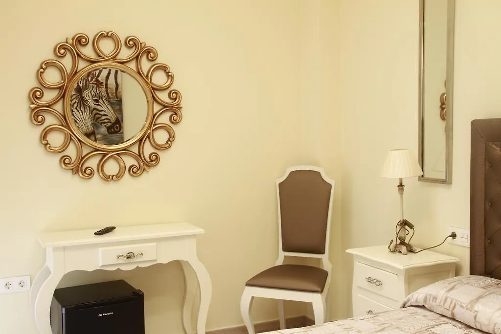 Hostal Flor De Lis- Lojo-1
