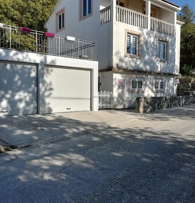 Bestie House-1