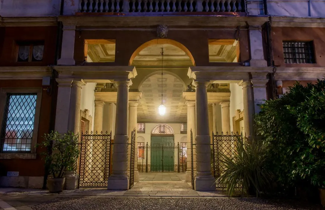 Il Cappello Di Giulietta - 2Nd Floor - Stairs Required-1
