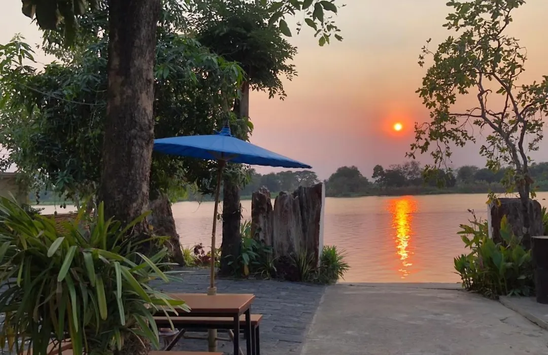 Ruen Thai Ban Rim Nam-1