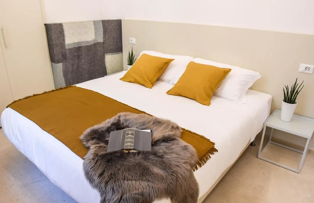 Garibaldi23 Rooms-1