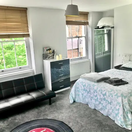 Camden Guest House Double Bedroom With Super Large King Bed-2
