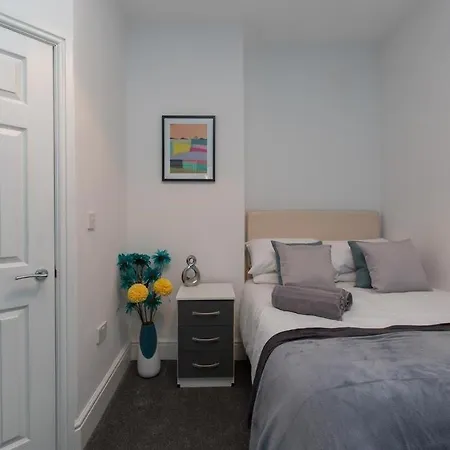 Townhouse @ 166 Ruskin Road Crewe-2