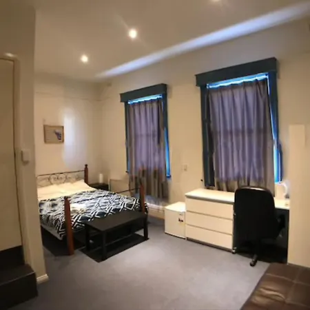 Malvern Backpackers-2