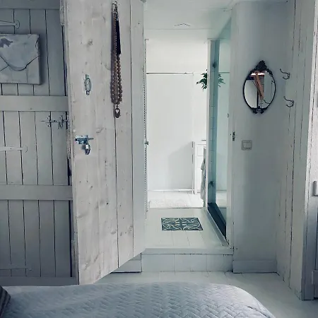 Houseboat Bonnie-3