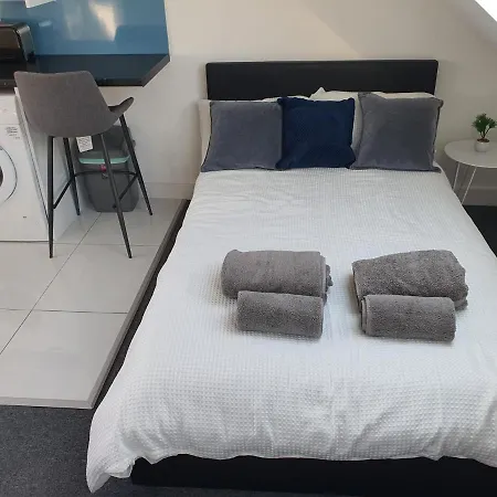 New Self Contained Flat,In Hayes, Free Parking-2