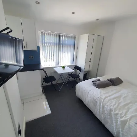 New Self Contained Flat,In Hayes, Free Parking-3