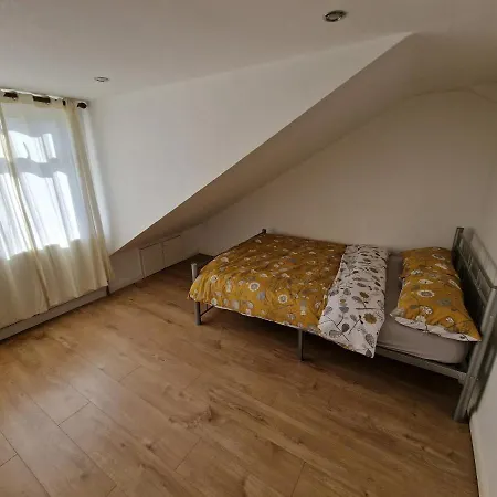 Mile End Budget Guesthouse-2