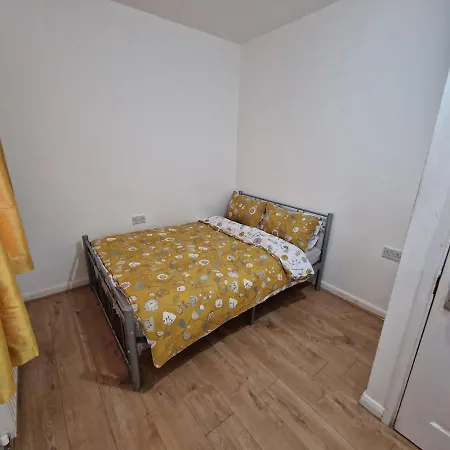 Mile End Budget Guesthouse-3
