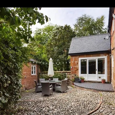 Pear Tree Cottage Courtyard-2