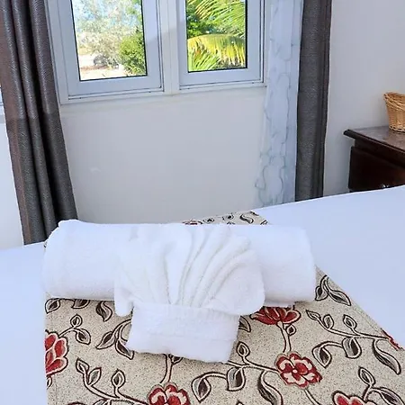 Redknot Manor Guest House/Hotel-2