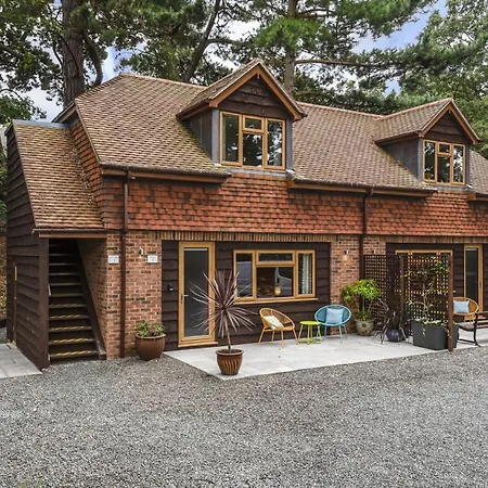 Hamble Retreat House, Studios And Lodge-3