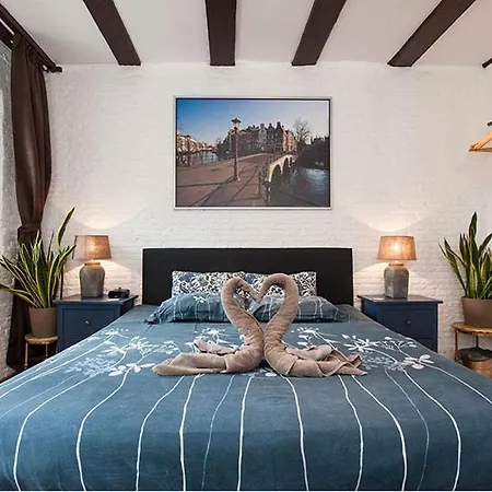 Crown Guesthouse Amsterdam-3