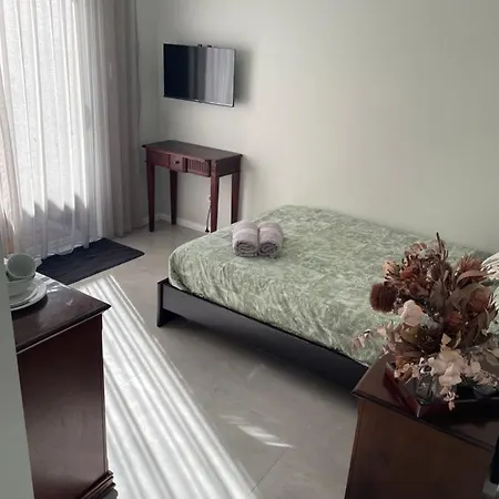 -The Garden Room - With Private Entrance & Private Bathroom-3