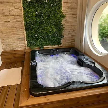Chambre Romantique Avec Jacuzzi Privee-3