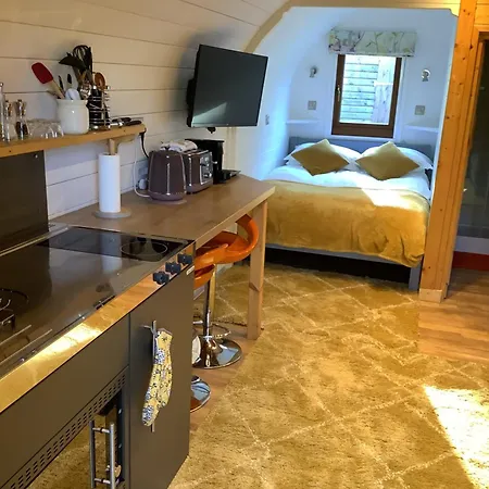 Little London Bed & Breakfast And Glamping Pod-3