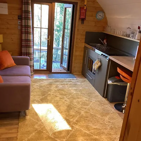 Little London Bed & Breakfast And Glamping Pod-2