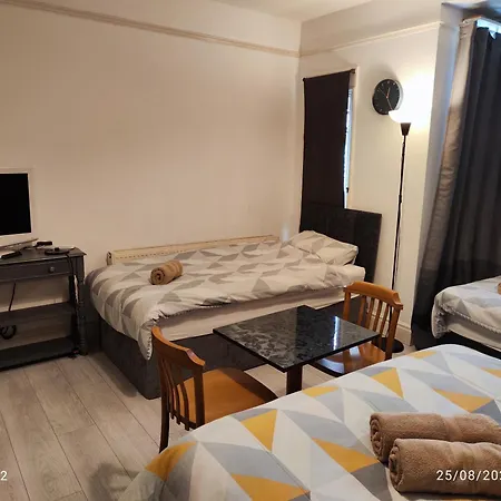 St Lucia Women Only Lodge Leicester Long Stays-2