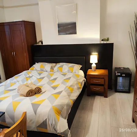 St Lucia Women Only Lodge Leicester Long Stays-3
