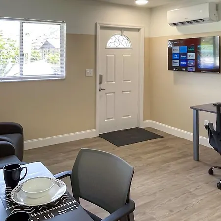 Lazy Cuckoo Inn - Sleek And Stylish Studio Apartments-3