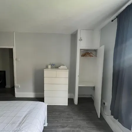 Holiday Properties Vauxhall Central Rooms-3