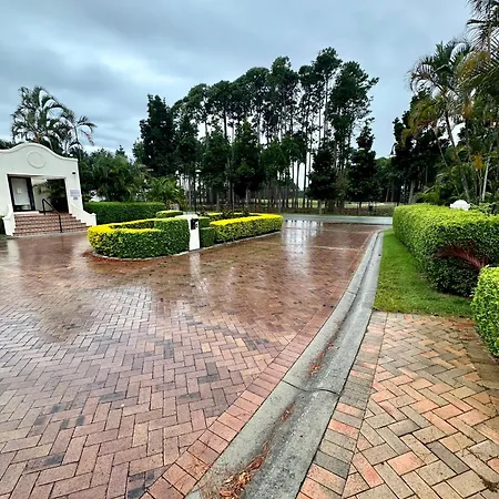 Large Studio In The Heart Of Hope Island & Sanctuary Cove-2
