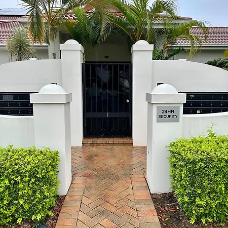 Large Studio In The Heart Of Hope Island & Sanctuary Cove-3