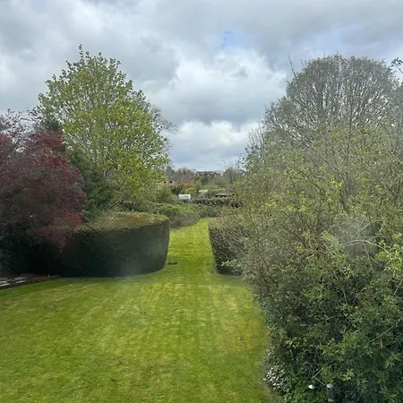 High Trees Guest House Gatwick-3