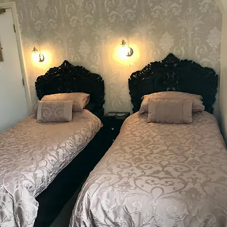 Norman Guest House With Free Parking-3