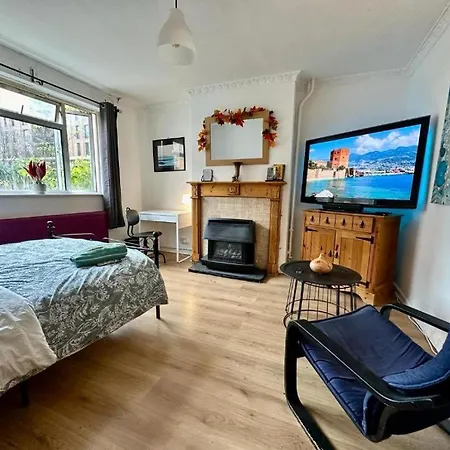 Whitechapel Lindley House R2-2