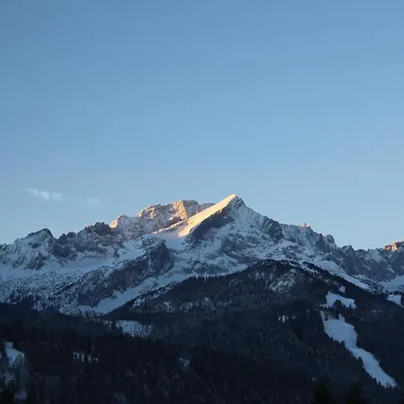 Pfeiffer Alm mit Blick auf die Zugspitze-2