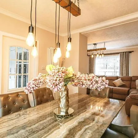 Cozy 3 Bedroom House Near Ari And City Centre, Ab16, Wifi, Parking, Netflix, Pet - Friendly-3