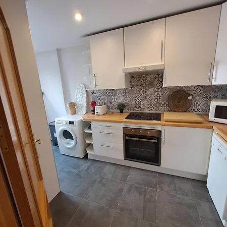 Room In Apartment - Private Room For Rent In Calle De San Bernabe-3